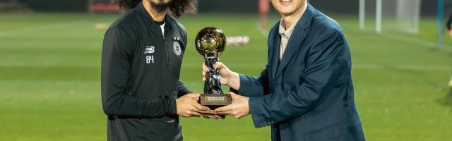 MK体育APP-体坛代表赴多哈颁奖 阿菲夫捧起2024亚洲金球奖