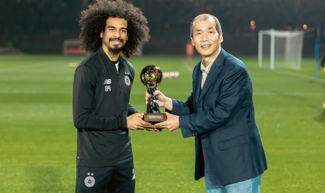 MK体育APP-体坛代表赴多哈颁奖 阿菲夫捧起2024亚洲金球奖