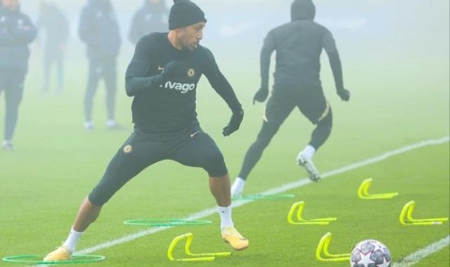 MK体育官网-被踢出欧冠名单不放弃合练 奥巴梅扬要留队自证？